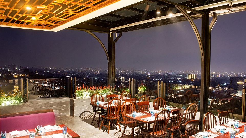Dinner dengan Pemandangan Kota bandung di Kepler Sky Lounge & Bar