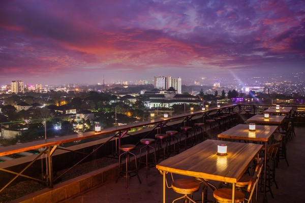 Di Bandung Kamu Bisa Makan Sambil Menikmati Sunset di 5 Kafe Rooftop Ini